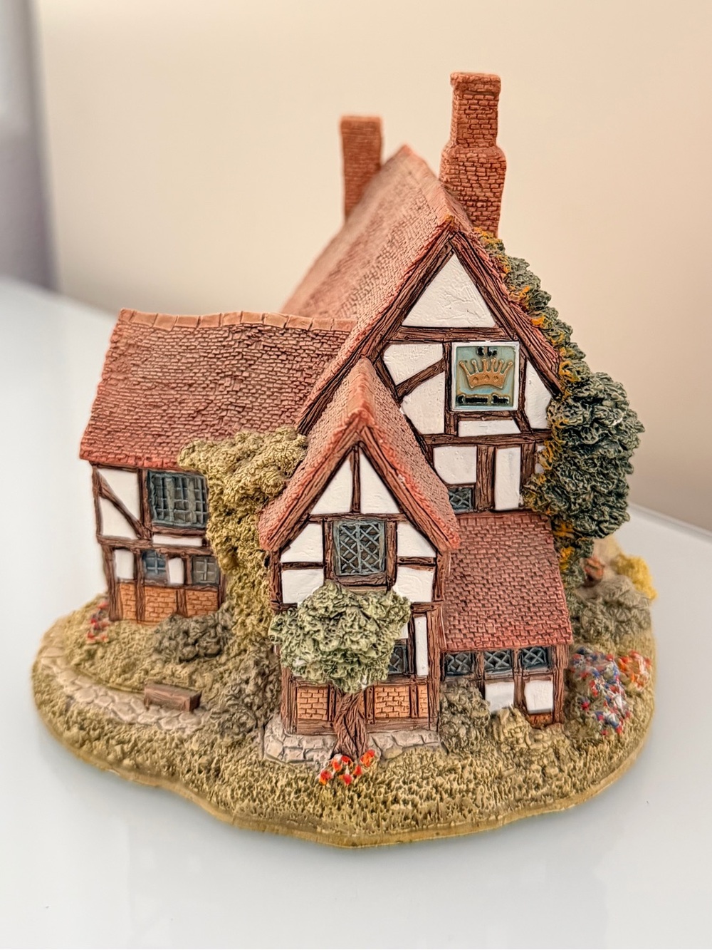 Vintage Lilliput Lane "Crown Inn" English Pub Cottage Figurine